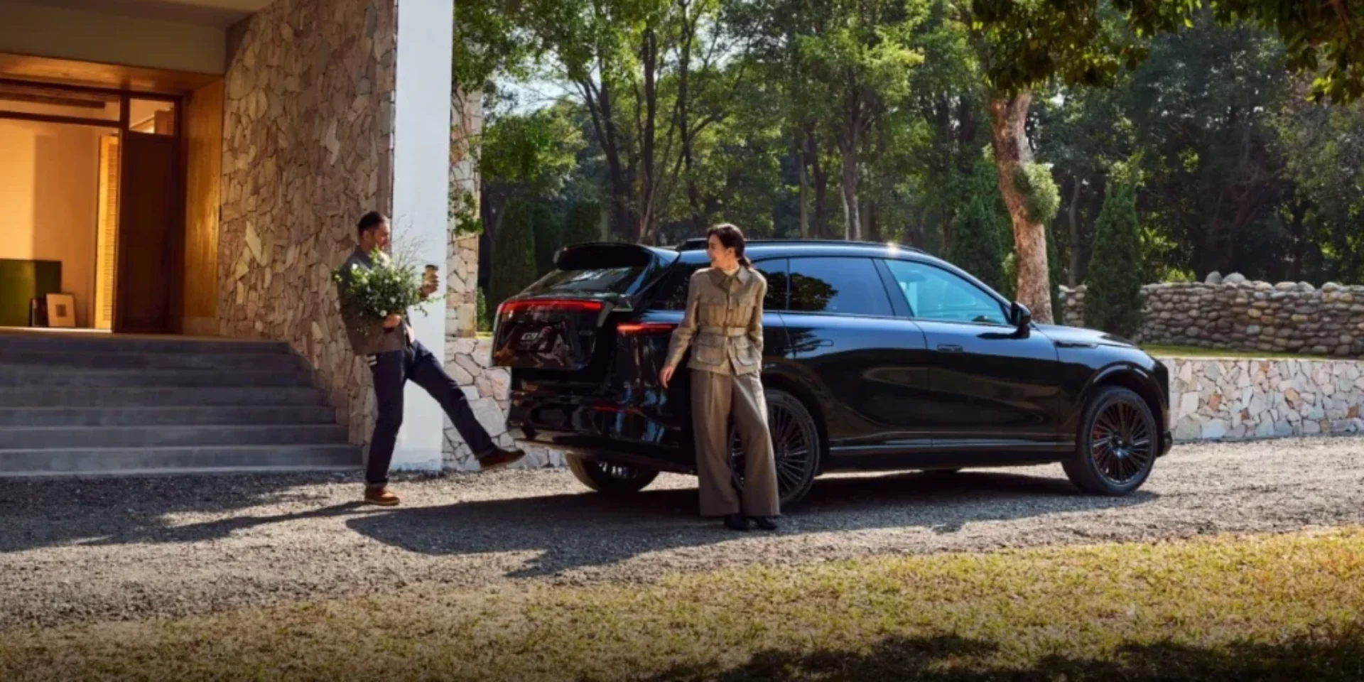 Hands-free smart tailgate offers easy access with foot-sensing function